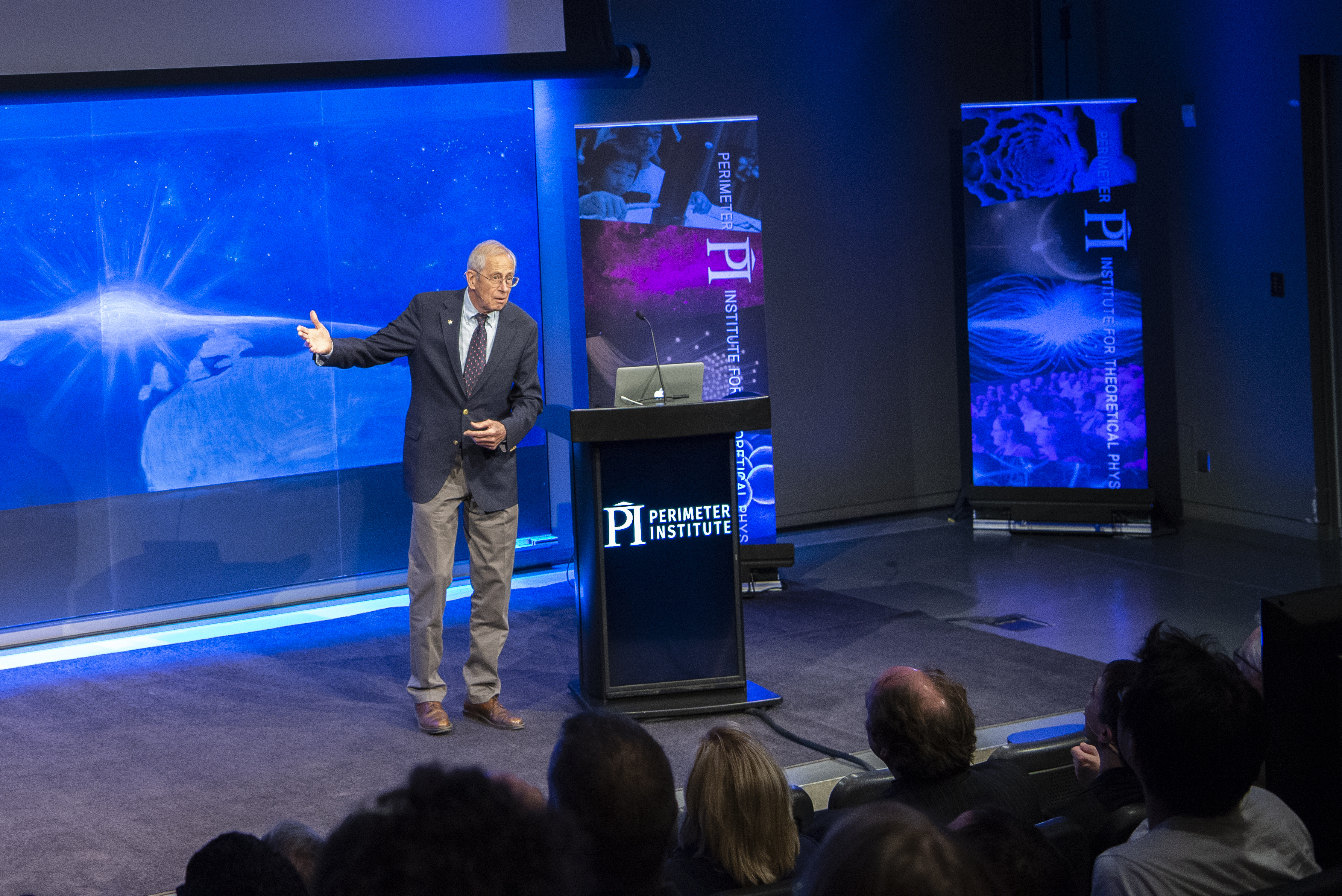 James Peebles, lauréat du prix Nobel 2019, s'exprimant pour le lancement du Center for the Universe à l'Institut Perimeter en 2017
