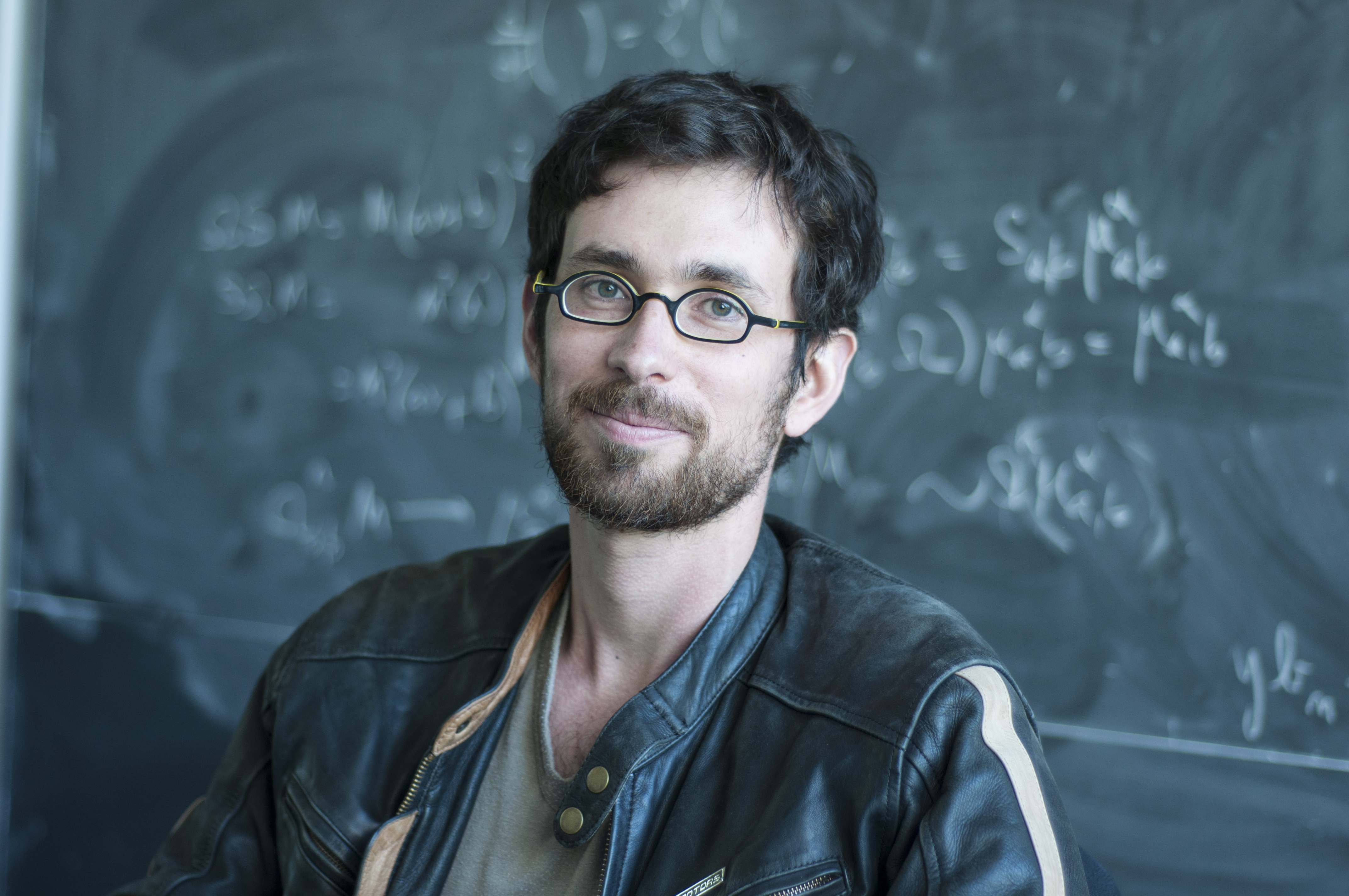 Portrait of Matteo Smerlak, Sofja Kovalevskaja Award winners, who applies statistical mechanics and mathematics to Darwin’s theory of evolution