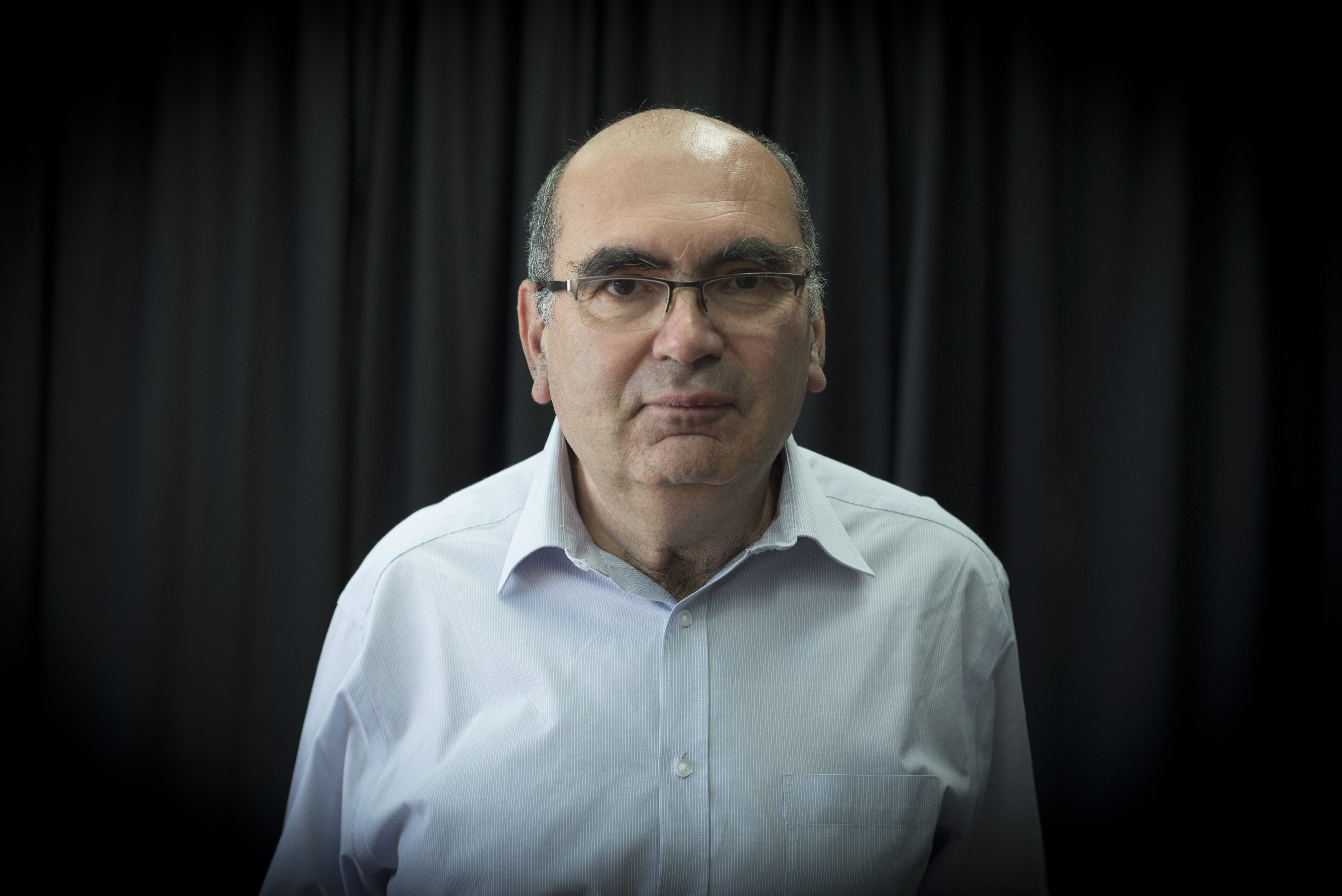 Portrait of Perimeter Institute Distinguished Visiting Research Chair Sandu Popescu