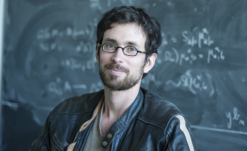 Portrait of Matteo Smerlak, Sofja Kovalevskaja Award winners, who applies statistical mechanics and mathematics to Darwin’s theory of evolution