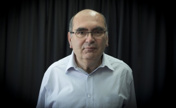 Portrait of Perimeter Institute Distinguished Visiting Research Chair Sandu Popescu
