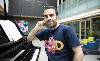 Portrait of Barak Shoshany at a piano 